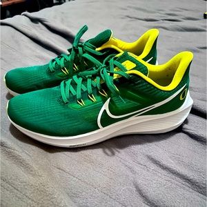 Nike College Pegasus 39 (Oregon) men’s size 9